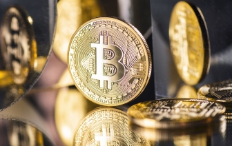 Биткоин впервые стал стоить больше $57 тысяч