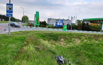В Волковыске мотоциклист пошел на обгон на перекрестке и столкнулся с легковушкой