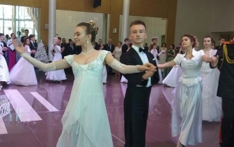 Волковычане танцевали на белом балу у белоснежной ели