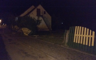 В Волковыске девушка перепутала педали и въехала в забор жилого дома