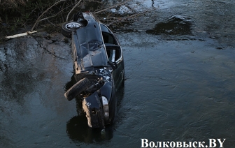 В Красносельском лихач на БМВ не справился с управлением и вылетел в реку (ФОТО, ОБНОВЛЯЕТСЯ)