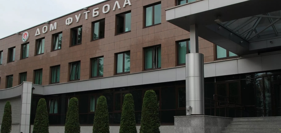 Матчи по футболу среди команд высшей, первой и второй лиг пройдут без зрителей
