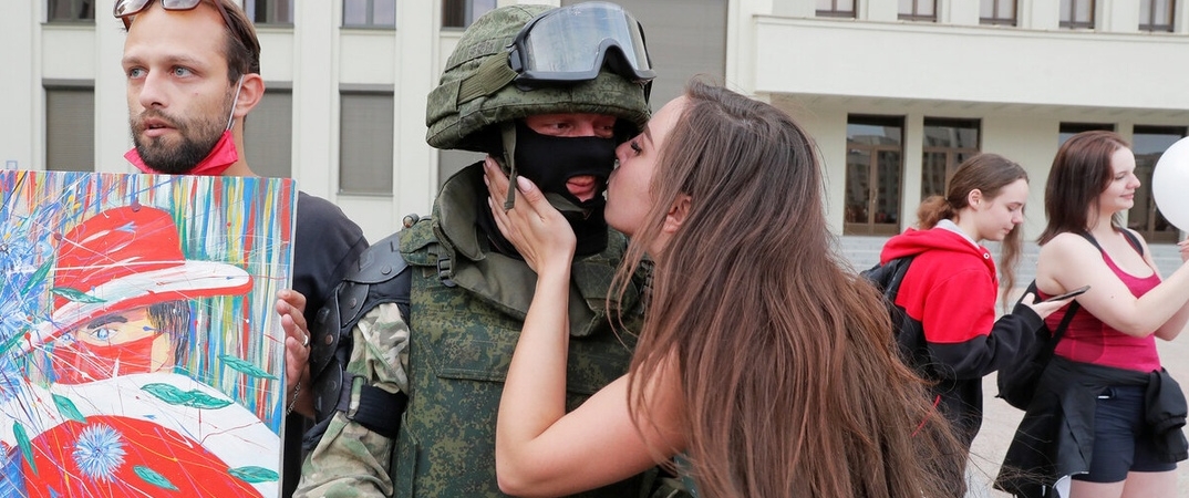 За 10 дней более 400 силовиков перешли на сторону народа