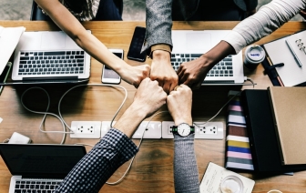 Почему сотрудники Apple работают стоя