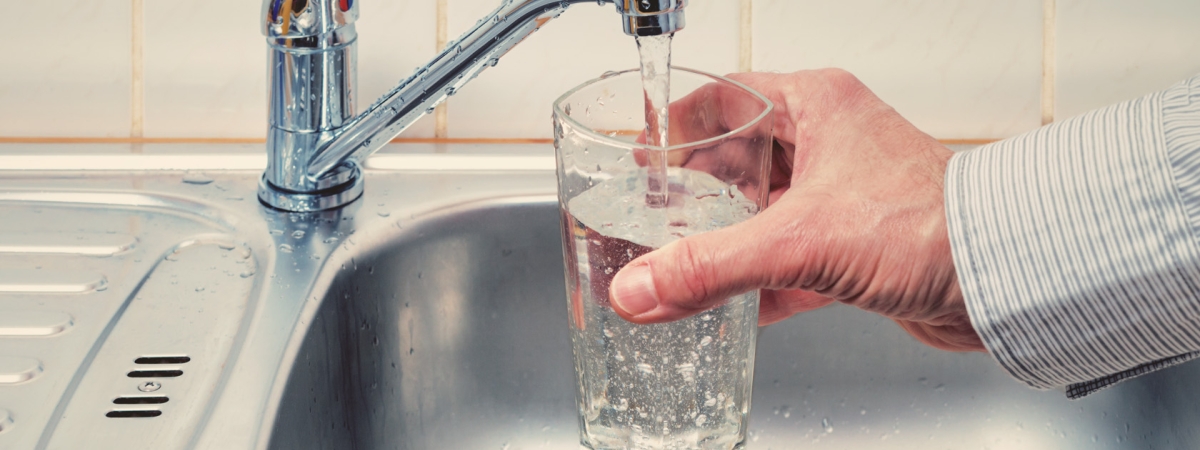 Разъясняем приметы: почему нельзя наливать воду на весу