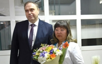 Караник поздравил нашу землячку с днем рождения и 8 Марта