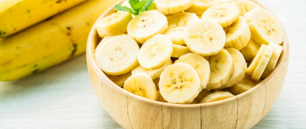 Медики рассказали, кому нужно обязательно есть бананы и картофель