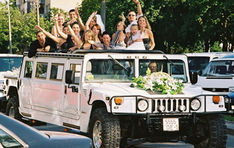 Свадьба по-волковысски: дрифт и веселье пассажиров авто на ходу (ВИДЕО)