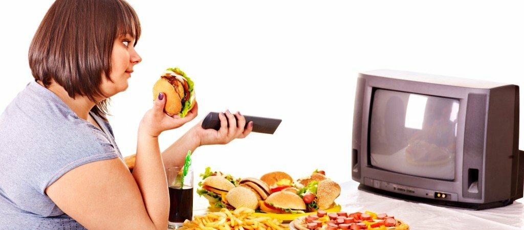 Врач: привычку есть перед телевизором можно побороть нестандартным методом