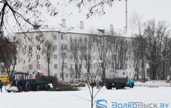 Фото дня. На городской площади устанавливают новогоднюю елку