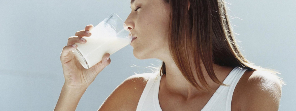 Медики рассказали, почему женщинам не стоит пить жирное молоко