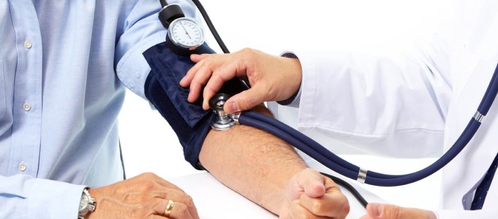 Ноги - вверх, давление – вниз: Как снизить давление без таблеток, рассказали врачи