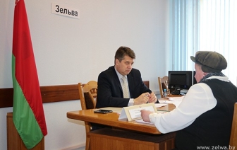 Семья из Волковысского района доехала на прием к помощнику Президента в Зельву
