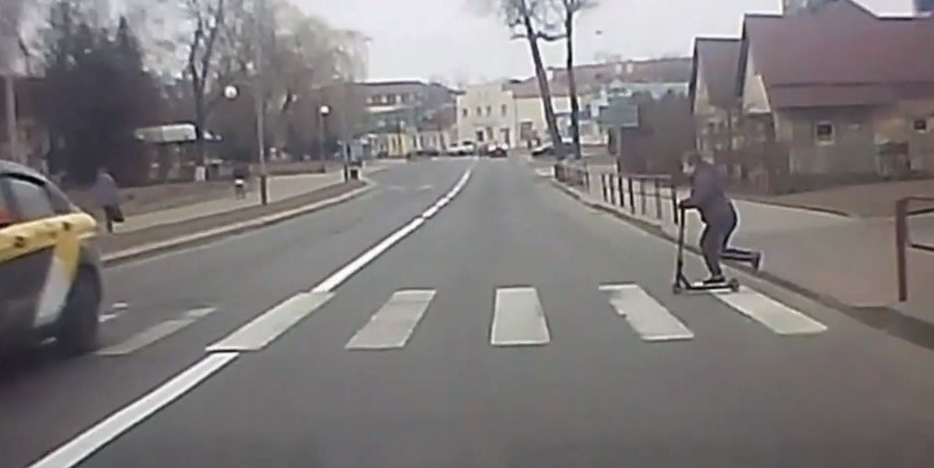 В Волковыске видео со школьником на самокате, чудом не угодившего под колеса авто, взволновало общественность