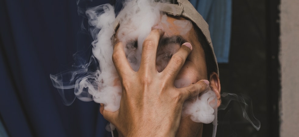 Почему в доме, где живет курильщик опасно даже находиться