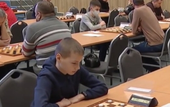 Игорь Михальченко лидирует на этапе отбора спортсменов на первенство планеты по шашкам-64
