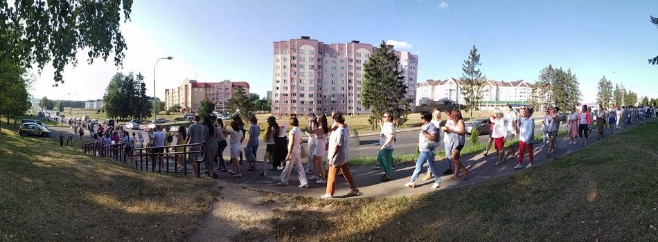 «Цепи солидарности». В Волковыске женщины вышли на мирные протесты