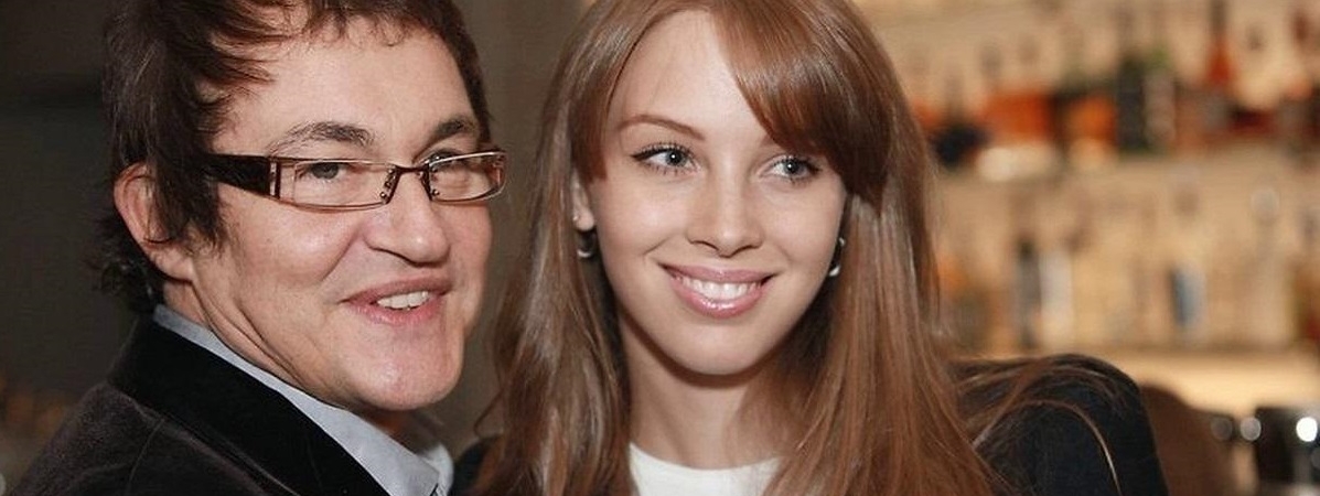 «Брать девушку надо со школьной скамьи, пока она чистая». Дибров рассказал, как живет с женой, на 30 лет младше его