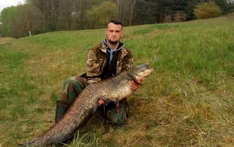 Побил все свои рекорды: волковычанин вновь выловил на дамбе огромного сома