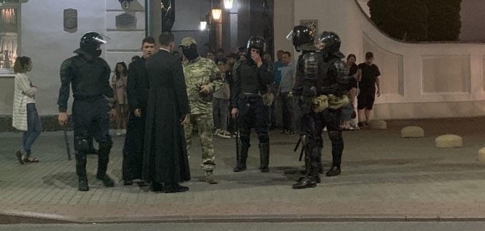 В Гродно, как и в Жодино, католические священники вышли к ОМОНу