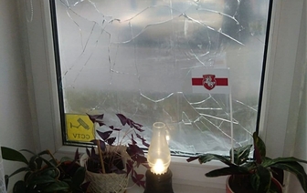 В Волковыске неизвестные разбили  окно квартиры камнями