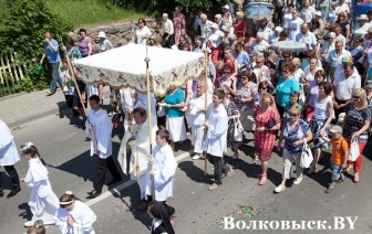 Працэсія Божага Цела прайшла вуліцамі Ваўкавыска (ФОТА)