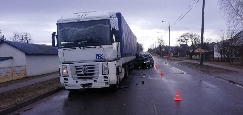 В Волковыске легковушка на полному ходу протаранила «фуру»