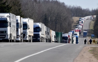 В Бобровниках очередь из фур в сторону Беларуси растянулась на 37 км