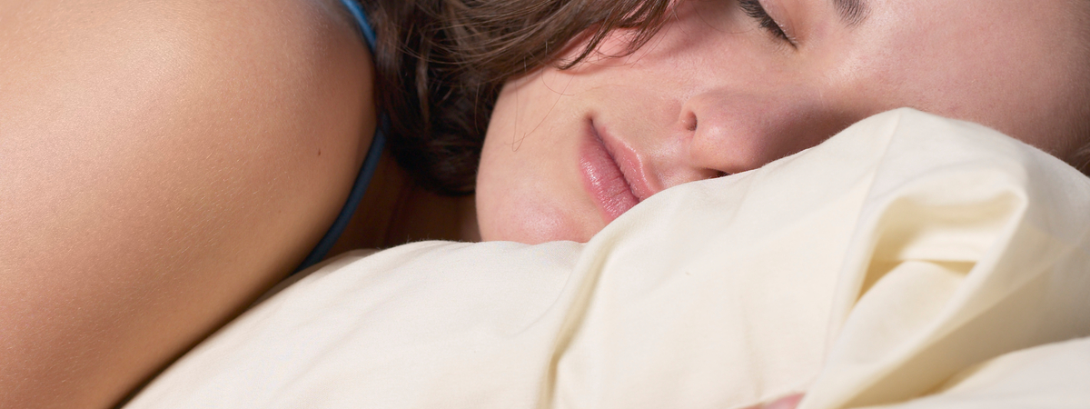 Если вы хотите выспаться: врачи рекомендовали тщательно смывать косметику и не объедаться бутербродами перед сном
