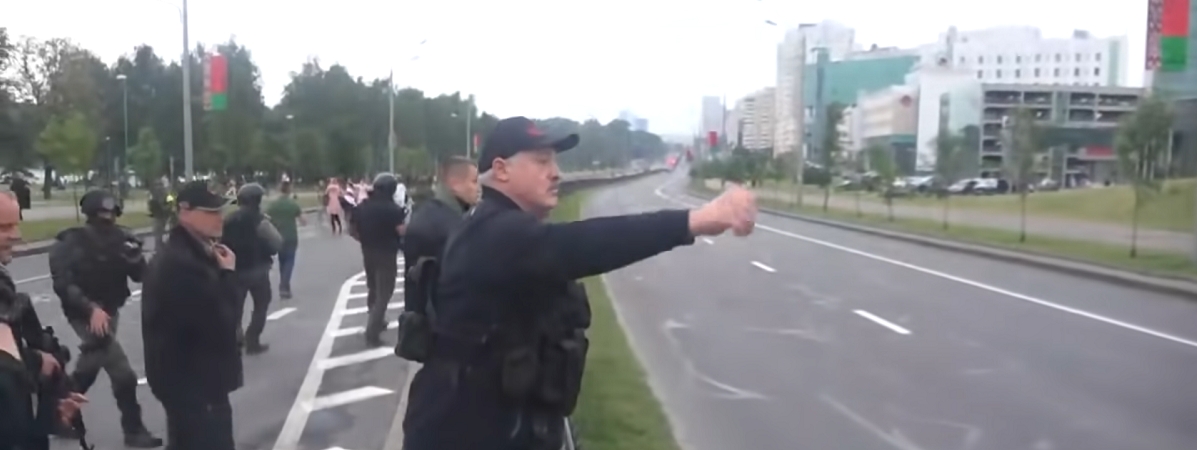 Лукашенко объяснил свое появление с автоматом