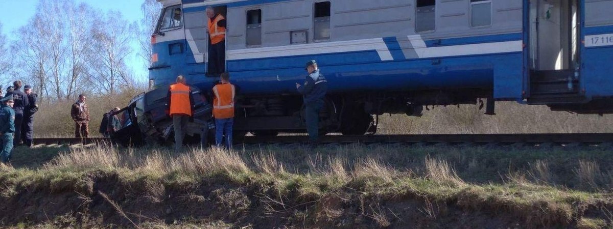 В Волковысском районе на ж/д переезде поезд столкнулся с «Фольксвагеном»: водитель авто погиб
