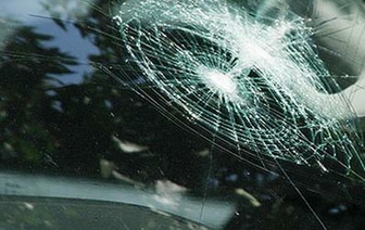 Нетрезвый житель Красносельского в приступе гнева повредил чужую машину