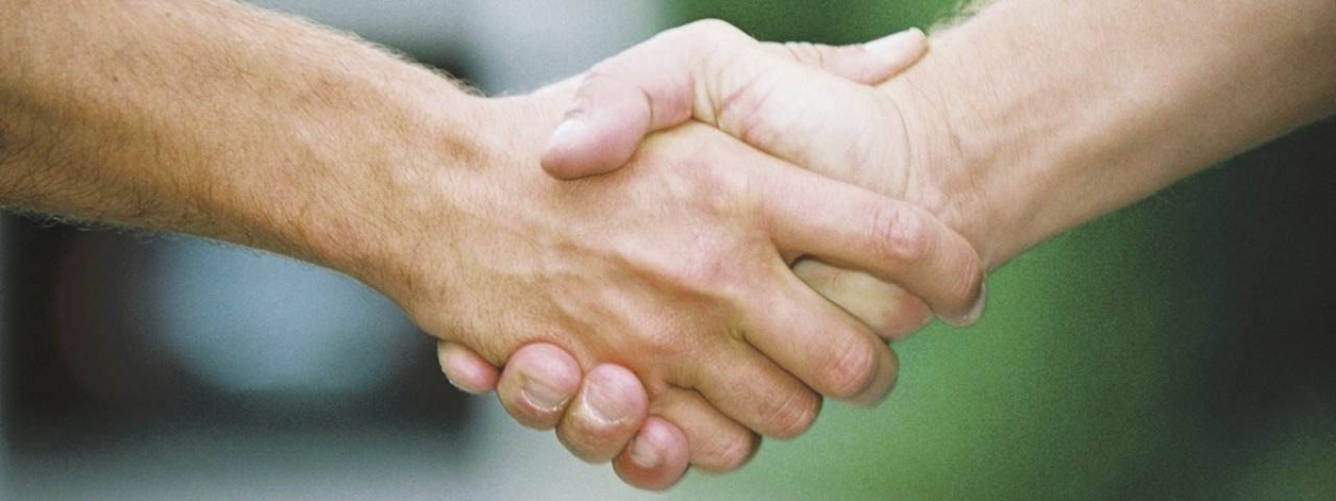 Почему люди доверяют незнакомцам: ответ психологов