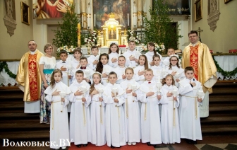Першая святая Камунія ў каталіцкай парафіі Найсвяцейшай Тройцы ў Росі (ФОТА)