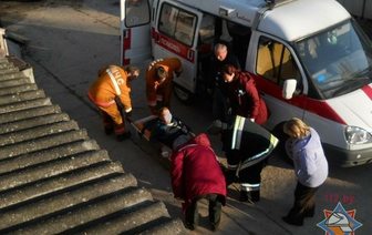 В Волковысском районе спасатели пришли на помощь мужчине, который пострадал из-за собственной неосторожности во время распиловки дерева