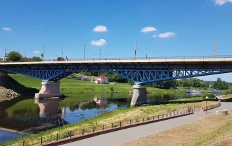 Медики и милиционеры уговорили девушку не прыгать с моста в Гродно