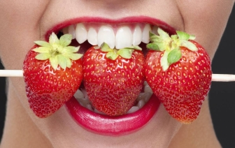 Вкусная, но опасная: специалисты предупреждают о вреде клубники