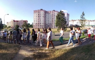«Цепи солидарности». В Волковыске женщины вышли на мирные протесты
