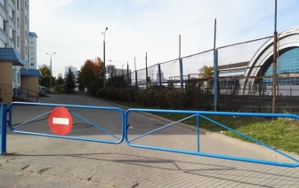 Мы настолько привыкли к заставленным автомобилями дворам, что уже не отдаем себе отчет в том, насколько это ненормально