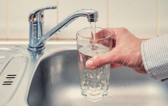 Разъясняем приметы: почему нельзя наливать воду на весу