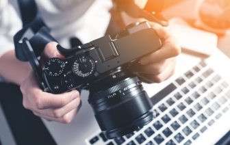 Фотограф воплощает мечты детства бездомных на снимках