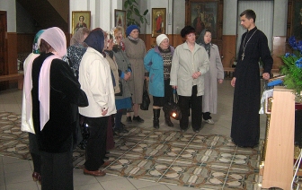 Члены клуба «Нам года не беда» на экскурсии в храме
