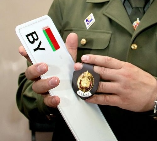 В волковысской исправительной колонии штампуют номерные знаки для машин