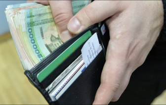 За январь белорусы потеряли в зарплате 85 долларов