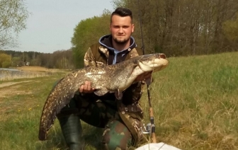 Волковычанин выловил в дамбе огромного сома