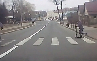 В Волковыске видео со школьником на самокате, чудом не угодившего под колеса авто, взволновало общественность