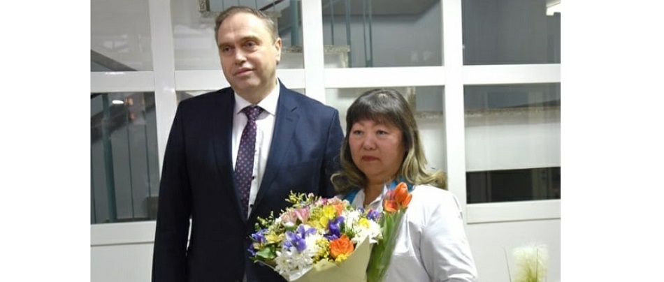 Караник поздравил нашу землячку с днем рождения и 8 Марта
