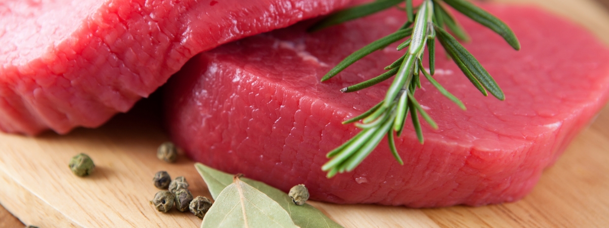 Мясо в миске – старость близко! Специалист назвал 5 продуктов, которые ускоряют старение