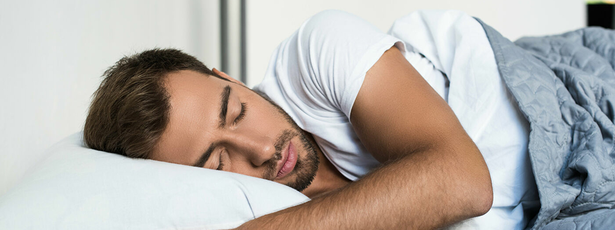 Медики назвали самую полезную позу для сна
