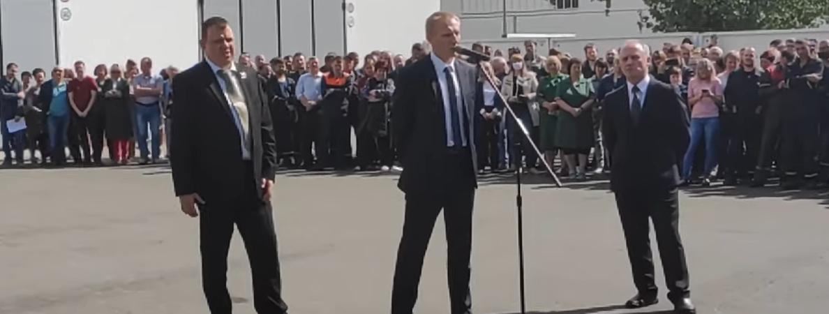 Директор завода, куда в понедельник собирается Лукашенко, признает, что тот выборы проиграл